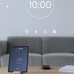 Una tablet en una mesa de centro que muestra una aplicación de control de hogar inteligente, con una interfaz holográfica flotante que muestra la hora y el horario del día.
