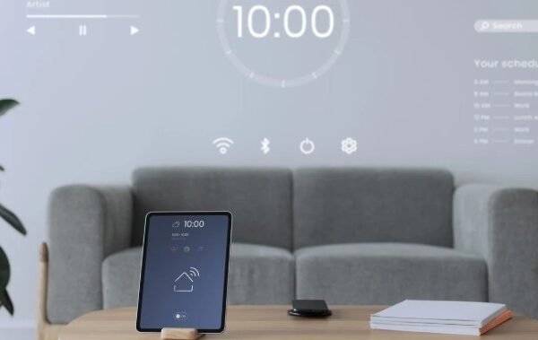 Una tablet en una mesa de centro que muestra una aplicación de control de hogar inteligente, con una interfaz holográfica flotante que muestra la hora y el horario del día.
