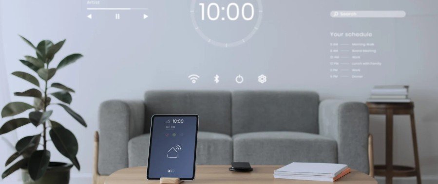 Una tablet en una mesa de centro que muestra una aplicación de control de hogar inteligente, con una interfaz holográfica flotante que muestra la hora y el horario del día.
