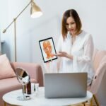 mujer enseñando tecnologia.jpg