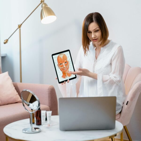mujer enseñando tecnologia.jpg