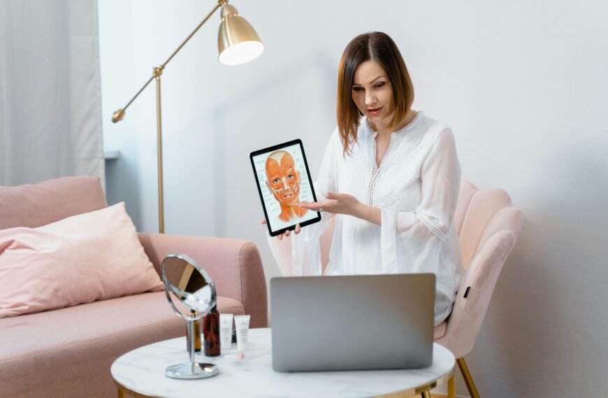 mujer enseñando tecnologia.jpg