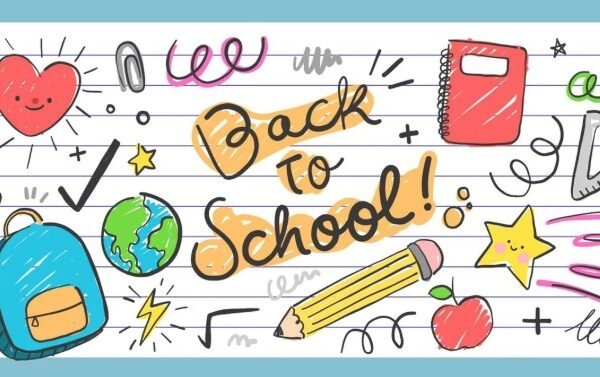 Ilustración de "Back to School" en una hoja de cuaderno. Incluye dibujos de una mochila, un corazón sonriente, un globo terráqueo, un lápiz, un cuaderno, una bombilla, y otros símbolos escolares.