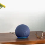 Altavoz inteligente Echo Dot azul en una encimera de cocina de madera,