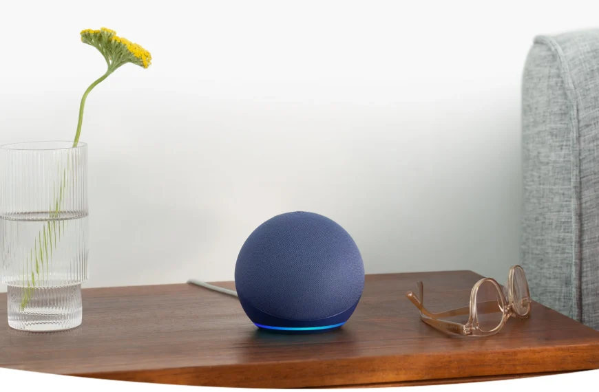 Altavoz inteligente Echo Dot azul en una encimera de cocina de madera,