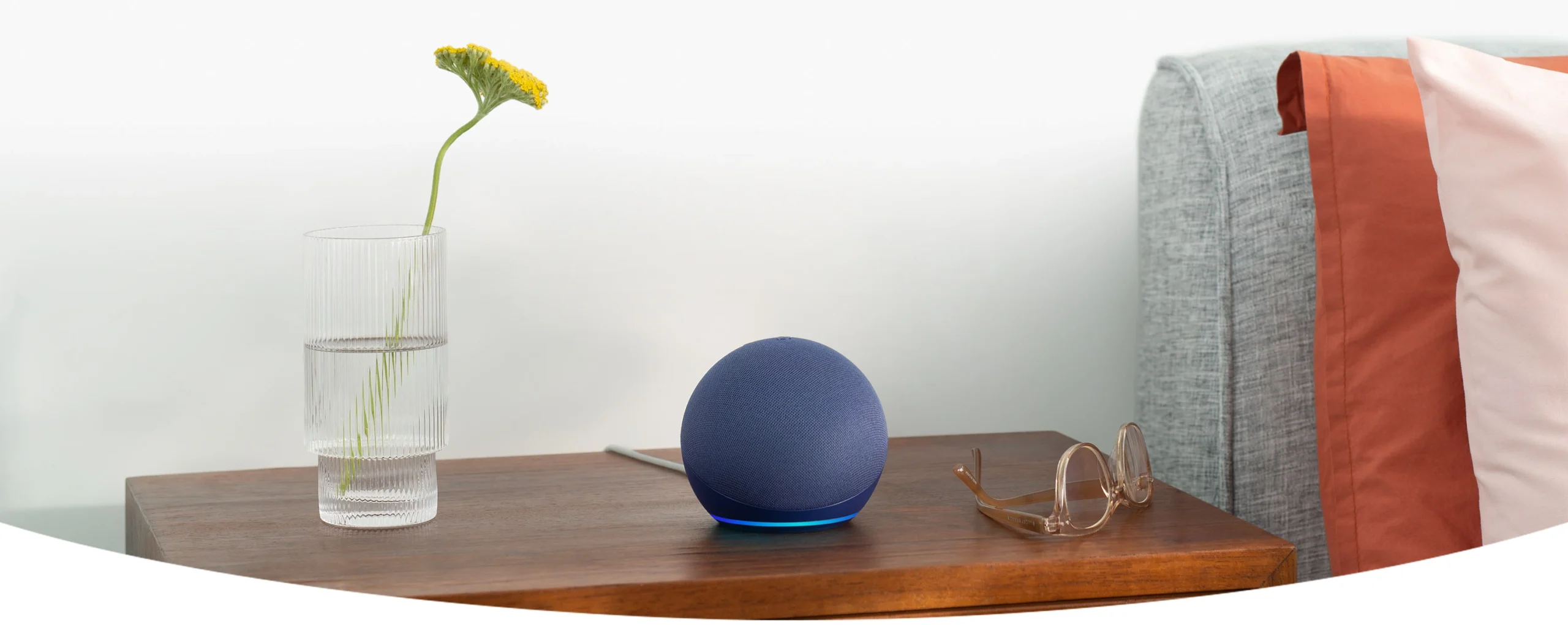 Altavoz inteligente Echo Dot azul en una encimera de cocina de madera,