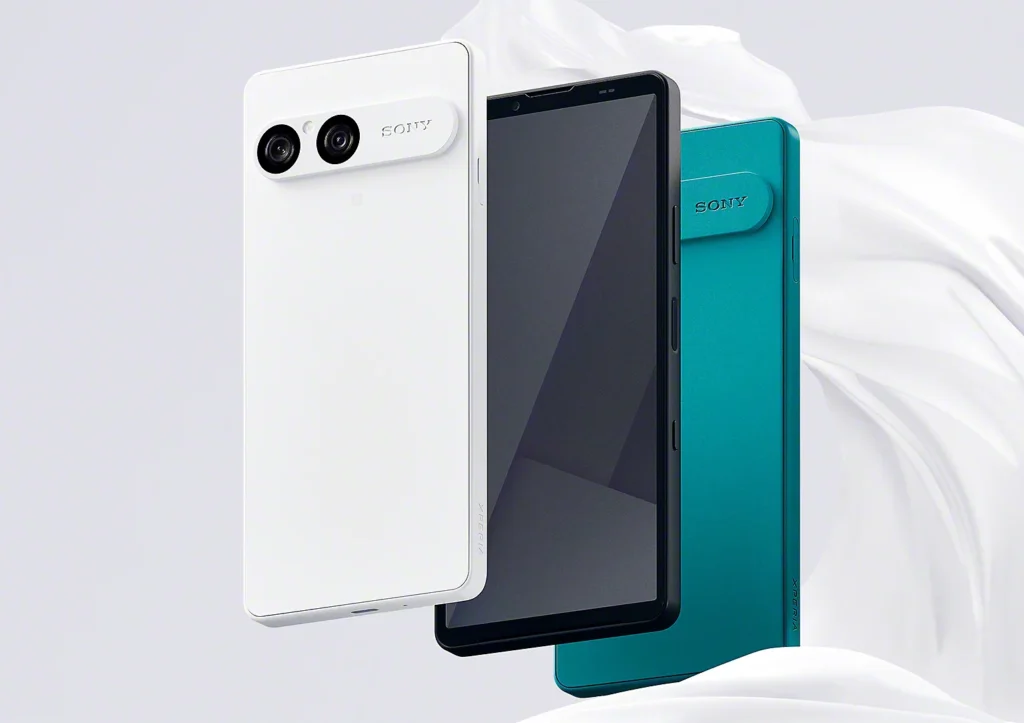 Tres smartphones Sony Xperia 10 VII flotando: uno blanco, uno negro (visto de frente) y uno verde, mostrando su diseño elegante y la cámara dual trasera.